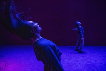 Helsingin Kaupunginteatteri – DREAMER – Kuvassa Elli Virtanen-Roth, Aksinja Lommi – Kuva Kai Kuusisto