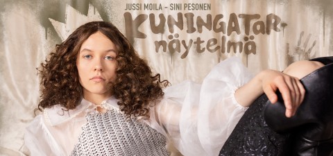 Nuori nainen, jolla on ruskeat kiharat hiukset ja vakava ilme, yllään valkoinen pusero ja hopeinen rintapanssari, istuu taustalla, jossa on tyylitelty teksti Jussi Moila - Sini Pesonen Kuningatar-näytelmä.