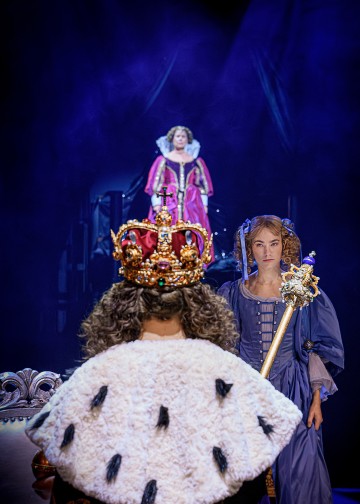 Helsingin Kaupunginteatteri – Kuningatarnäytelmä – Kuvassa Elsi Sloan, Aino Seppo, Aino Sirje – Kuva Cata Portin