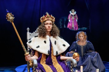 Helsingin Kaupunginteatteri – Kuningatarnäytelmä – Kuvassa Elsi Sloan, Aino Seppo, Aino Sirje – Kuva Cata Portin