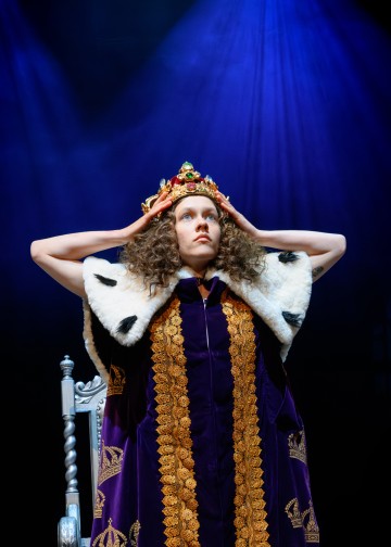 Helsingin Kaupunginteatteri – Kuningatarnäytelmä – Kuvassa Elsi Sloan – Kuva Cata Portin