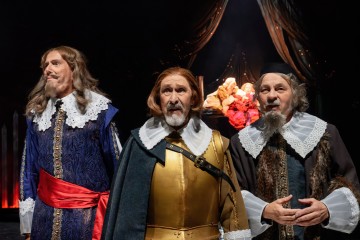 Helsingin Kaupunginteatteri – Kuningatarnäytelmä – Kuvassa Joachim Wigelius, Pekka Huotari, Rauno Ahonen – Kuva Cata Portin