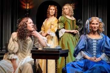 Helsingin Kaupunginteatteri – Kuningatarnäytelmä – Kuvassa Elsi Sloan, Vappu Nalbantoglu, Vilma Sippola, Aino Sirje – Kuva Cata Portin