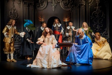 Helsingin Kaupunginteatteri – Kuningatarnäytelmä – Kuvassa Alvari Stenbäck, Mikko Vihma, Pekka Huotari, Elsi Sloan, Joachim Wigelius, Rauno Ahonen, Aino Sirje Vilma Sippola, Vappu Nalbantoglu – Kuva Cata Portin