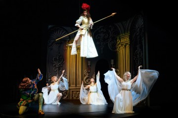 Helsingin Kaupunginteatteri – Kuningatarnäytelmä – Kuvassa Alvari Stenbäck, Aino Sirje, Elsi Sloan, Vappu Nalbantoglu, Vilma Sippola – Kuva Cata Portin