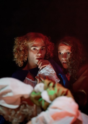 Helsingin Kaupunginteatteri – Kuningatarnäytelmä – Kuvassa Aino Sirje, Elsi Sloan – Kuva Cata Portin