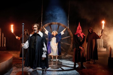 Helsingin Kaupunginteatteri – Kuningatarnäytelmä – Kuvassa Etualalla Pekka Huotari, keskellä Vilma Sippola – Kuva Cata Portin