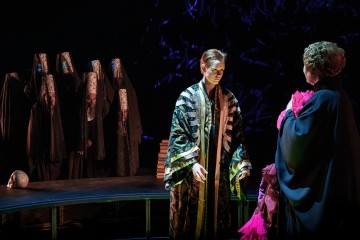 Helsingin Kaupunginteatteri – Kuningatarnäytelmä – Kuvassa Elsi Sloan, Aino Seppo – Kuva Cata Portin