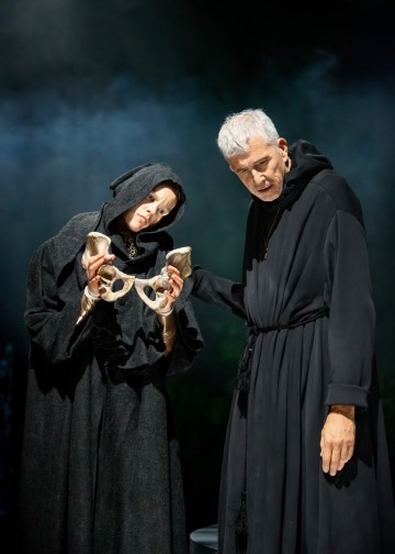 Helsingin Kaupunginteatteri – Kuningatarnäytelmä – Kuvassa Elsi Sloan, Joachim Wigelius – Kuva Cata Portin