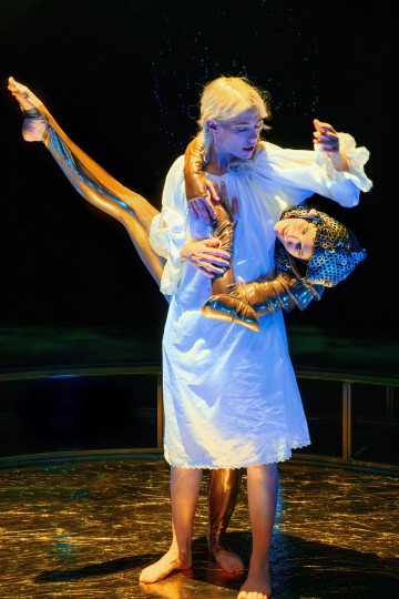 Helsingin Kaupunginteatteri – Kuningatarnäytelmä – Kuvassa Aino Sirje, Elsi Sloan – Kuva Cata Portin