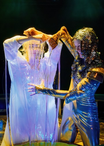 Helsingin Kaupunginteatteri – Kuningatarnäytelmä – Kuvassa Aino Sirje, Elsi Sloan – Kuva Cata Portin