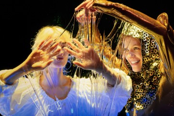 Helsingin Kaupunginteatteri – Kuningatarnäytelmä – Kuvassa Aino Sirje, Elsi Sloan – Kuva Cata Portin