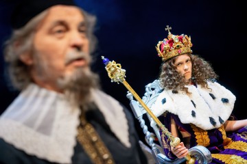 Helsingin Kaupunginteatteri – Kuningatarnäytelmä – Kuvassa Rauno Ahonen, Elsi Sloan – Kuva Cata Portin