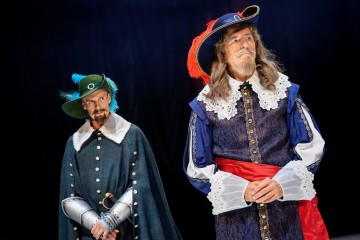 Helsingin Kaupunginteatteri – Kuningatarnäytelmä – Kuvassa Mikko Vihma, Joachim Wigelius – Kuva Cata Portin