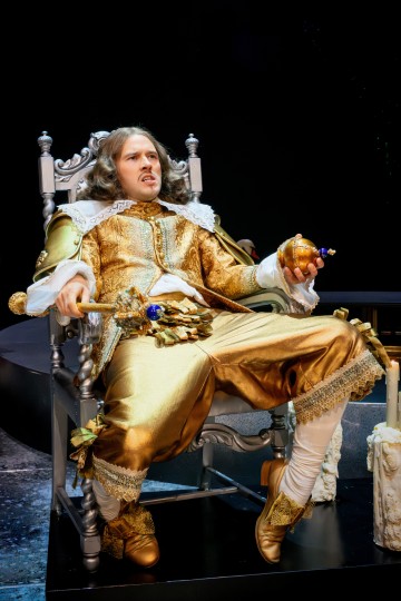 Helsingin Kaupunginteatteri – Kuningatarnäytelmä – Kuvassa Alvari Stenbäck – Kuva Cata Portin