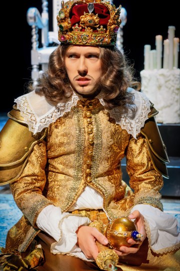 Helsingin Kaupunginteatteri – Kuningatarnäytelmä – Kuvassa Alvari Stenbäck – Kuva Cata Portin