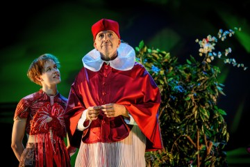 Helsingin Kaupunginteatteri – Kuningatarnäytelmä – Kuvassa Elsi Sloan, Joachim Wigelius – Kuva Cata Portin