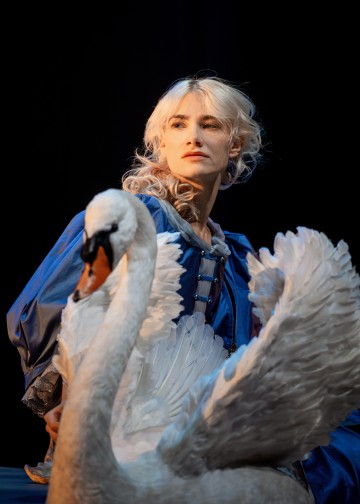 Helsingin Kaupunginteatteri – Kuningatarnäytelmä – Kuvassa Aino Sirje – Kuva Cata Portin