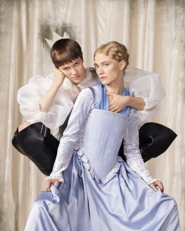 Helsingin Kaupunginteatteri – Kuningatarnäytelmä – Kuvassa Elsi Sloan ja Aino Sirje – Kuva Heli Blåfield