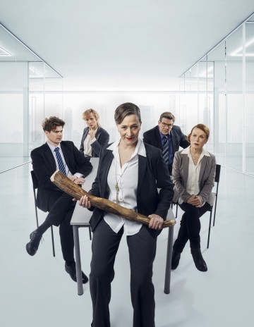 Helsingin Kaupunginteatteri – Let's Play Business – Kuvassa Martti Manninen, Sanna-June Hyde, Wanda Dubiel, Santeri Kinnunen, Ursula Salo – Kuva Otto-Ville Väätäinen