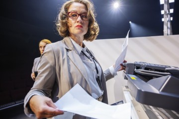 Helsingin Kaupunginteatteri – Let's Play Business – Kuvassa Sari Haapamäki – Kuva Otto-Ville Väätäinen