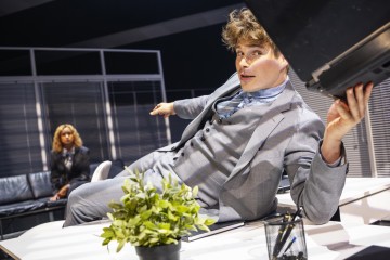 Helsingin Kaupunginteatteri – Let's Play Business – Kuvassa Martti Manninen – Kuva Otto-Ville Väätäinen