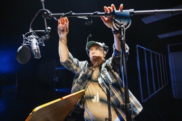 Helsingin Kaupunginteatteri – Let's Play Business – Kuvassa Kai Lähdesmäki – Kuva Otto-Ville Väätäinen