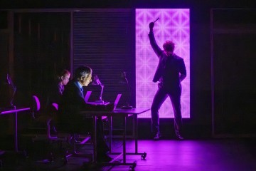 Helsingin Kaupunginteatteri – Let's Play Business – Kuva Otto-Ville Väätäinen