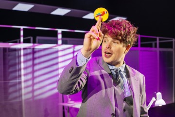 Helsingin Kaupunginteatteri – Let's Play Business – Kuvassa Martti Manninen – Kuva Otto-Ville Väätäinen