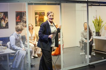 Helsingin Kaupunginteatteri – Let's Play Business – Kuvassa Martti Manninen, Sari Haapamäki, Wanda Dubiel, Kai Lähdesmäki, Raili Raitala – Kuva Otto-Ville Väätäinen