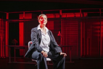 Helsingin Kaupunginteatteri – Let's Play Business – Kuvassa ssa Wanda Dubiel – Kuva Otto-Ville Väätäinen