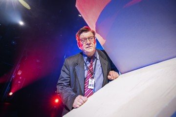 Helsingin Kaupunginteatteri – Let's Play Business – Kuvassa Santeri Kinnunen – Kuva Otto-Ville Väätäinen