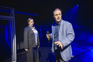 Helsingin Kaupunginteatteri – Let's Play Business – Kuvassa Wanda Dubiel, Jan-Christian Söderholm – Kuva Otto-Ville Väätäinen