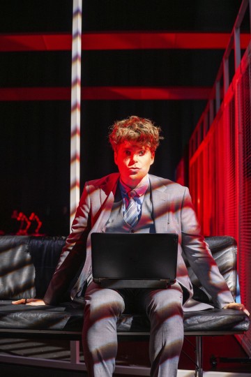 Helsingin Kaupunginteatteri – Let's Play Business – Kuvassa Martti Manninen – Kuva Otto-Ville Väätäinen