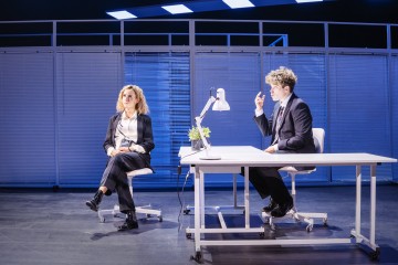 Helsingin Kaupunginteatteri – Let's Play Business – Kuvassa Sanna-June Hyde, Martti Manninen – Kuva Otto-Ville Väätäinen