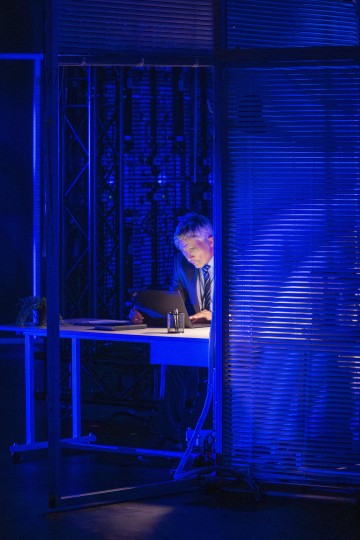 Helsingin Kaupunginteatteri – Let's Play Business – Kuvassa Unto Nuora – Kuva Otto-Ville Väätäinen