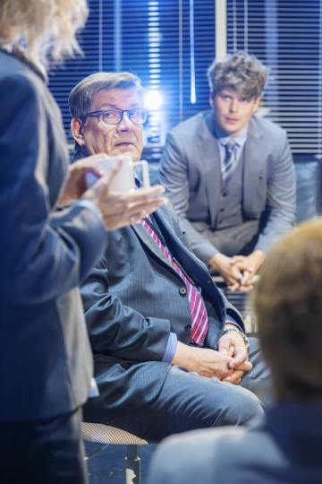 Helsingin Kaupunginteatteri – Let's Play Business – Kuvassa Sanna-June Hyde, Santeri Kinnunen, Martti Manninen, Ursula Salo – Kuva Otto-Ville Väätäinen