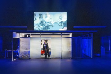 Helsingin Kaupunginteatteri – Let's Play Business – Kuvassa Wanda Dubiel – Kuva Otto-Ville Väätäinen