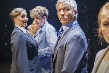 Helsingin Kaupunginteatteri – Let's Play Business – Kuvassa Wanda Dubiel, Martti Manninen, Unto Nuora, Ursula Salo – Kuva Otto-Ville Väätäinen