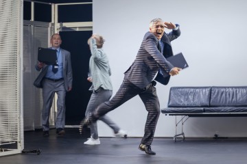 Helsingin Kaupunginteatteri – Let's Play Business – Kuvassa Kai Lähdesmäki, Aksinja Lommi, Unto Nuora – Kuva Otto-Ville Väätäinen