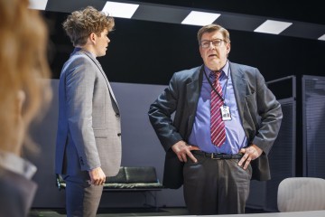 Helsingin Kaupunginteatteri – Let's Play Business – Kuvassa Martti Manninen, Santeri Kinnunen – Kuva Otto-Ville Väätäinen