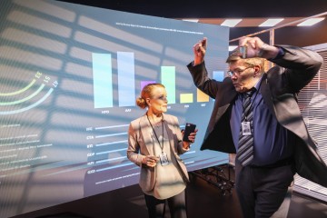 Helsingin Kaupunginteatteri – Let's Play Business – Kuvassa Ursula Salo, Santeri Kinnunen – Kuva Otto-Ville Väätäinen