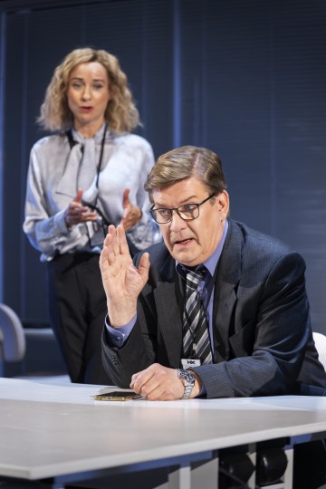 Helsingin Kaupunginteatteri – Let's Play Business – Kuvassa Sanna-June Hyde, Santeri Kinnunen – Kuva Otto-Ville Väätäinen