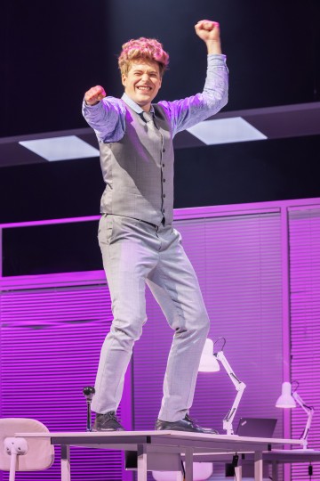 Helsingin Kaupunginteatteri – Let's Play Business – Kuvassa Martti Manninen – Kuva Otto-Ville Väätäinen