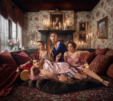 Helsingin Kaupunginteatteri – Sutinaa ja säätöä – Kuvassa Emilia Sinisalo, Heikki Ranta, Pihla Penttinen, alhaalla Sauli Suonpää – Kuva Janne Mikkilä