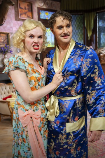 Helsingin Kaupunginteatteri – Sutinaa ja säätöä – Kuvassa Ella Lymi, Sauli Suonpää – Kuva Otto-Ville Väätäinen