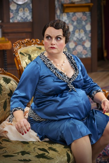 Helsingin Kaupunginteatteri – Sutinaa ja säätöä – Kuvassa Emilia Sinisalo – Kuva Otto-Ville Väätäinen