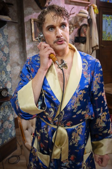 Helsingin Kaupunginteatteri – Sutinaa ja säätöä – Kuvassa Sauli Suonpää – Kuva Otto-Ville Väätäinen