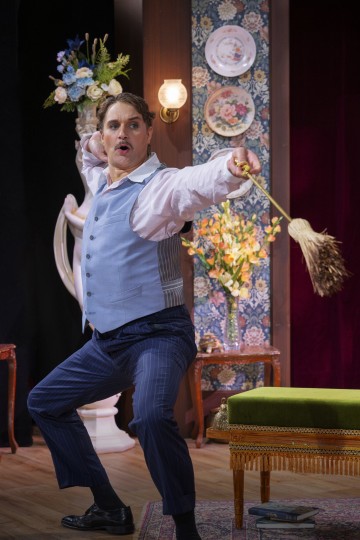 Helsingin Kaupunginteatteri – Sutinaa ja säätöä – Kuvassa Sauli Suonpää – Kuva Otto-Ville Väätäinen