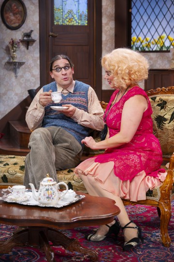 Helsingin Kaupunginteatteri – Sutinaa ja säätöä – Kuvassa Mikko Virtanen, Pihla Penttinen – Kuva Otto-Ville Väätäinen